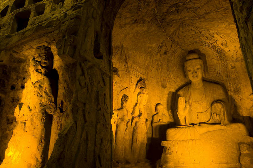 横图,彩色,室外,旅游,度假,名胜古迹,标志建筑,地标,建筑,夜景,龙门石窟,中国,亚洲,节日,遗迹,雕像,塑像,文化遗产,灯光,古迹,历史,文化,文物,娱乐,建设,佛,古建筑,建筑物,古代,祈祷,享受,休闲,健康,旅游胜地,放松,许愿,摄影,宗教,洞穴,佛教,信仰,纪念,祈求,文明,中国文化,石窟,古文明,东亚,龙门,中华人民共和国,河南省,洛阳,释教,古远,平安,彩图,旅行,传统文化,bj174