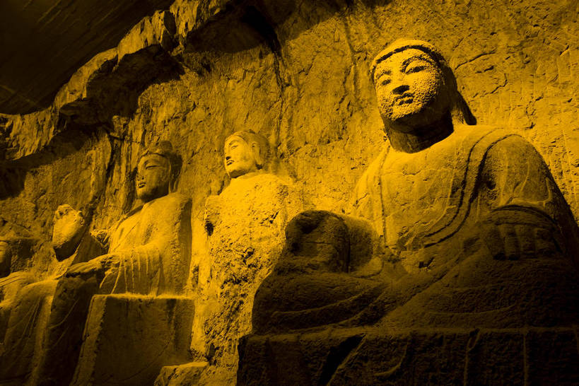 横图,彩色,室外,旅游,度假,名胜古迹,标志建筑,地标,建筑,夜景,龙门石窟,中国,亚洲,节日,遗迹,雕像,塑像,文化遗产,灯光,古迹,历史,文化,文物,娱乐,建设,佛,古建筑,建筑物,古代,祈祷,享受,休闲,健康,旅游胜地,放松,许愿,摄影,宗教,洞穴,佛教,信仰,纪念,祈求,文明,中国文化,石窟,古文明,东亚,龙门,中华人民共和国,河南省,洛阳,释教,古远,平安,彩图,旅行,传统文化,bj174