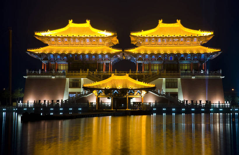 横图,彩色,室外,旅游,度假,湖,名胜古迹,标志建筑,地标,建筑,夜景,中国,亚洲,阴影,遗迹,光线,影子,亭子,灯光,古迹,历史,文物,娱乐,建设,古建筑,建筑物,古代,享受,休闲,闪耀,旅游胜地,放松,摄影,闪烁,开封,灯火通明,古文明,东亚,中华人民共和国,河南省,闪动,闪灼,古远,夜,彩图,旅行,高楼,清明上河园,建筑结构,bj174