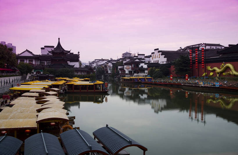 横图,彩色,室外,白天,旅游,度假,名胜古迹,标志建筑,地标,建筑,船,南京,中国,遗迹,图片,建筑群,古典,古迹,文物,娱乐,建设,古建筑,江苏,游船,享受,休闲,旅游胜地,放松,摄影,秦淮河,中国文化,古文明,河,旅行,传统文化,bj174