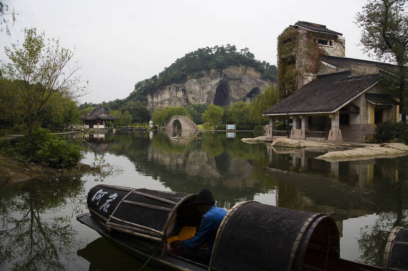 横图,彩色,室外,白天,旅游,度假,名胜古迹,山,标志建筑,地标,建筑,中国,亚洲,船夫,遗迹,民俗,图片,小河,建筑群,桥,渔船,古典,古迹,文物,娱乐,建设,古建筑,石桥,浙江,浙江省,凉亭,享受,休闲,旅游胜地,放松,摄影,水乡,小镇,小桥,中国文化,古文明,东亚,绍兴,柯岩,中华人民共和国,华东地区,浙,绍兴市,镜湖,旅行,传统文化,鲁镇,鉴湖,bj174