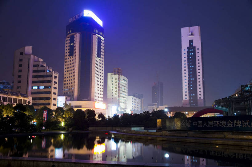 横图,彩色,室外,夜晚,度假,美景,城市风光,城市,道路,路,夜景,公路,汽车,中国,亚洲,图片,景观,灯光,车流,交通,辉煌,娱乐,现代建筑,享受,休闲,闪耀,摩天大厦,景色,放松,摄影,美好,灯火通明,东亚,江苏省,绍兴,中华人民共和国,马路,彩图,高楼,bj174