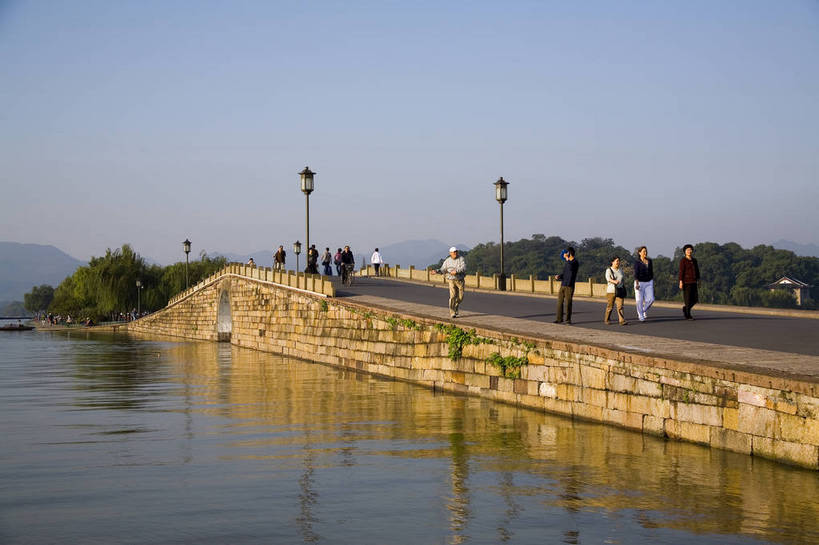 横图,彩色,室外,白天,旅游,度假,湖,名胜古迹,标志建筑,地标,建筑,西湖,中国,遗迹,图片,古迹,文物,娱乐,建设,古建筑,浙江,树木,湖水,享受,休闲,旅游胜地,放松,摄影,杭州,中国文化,自然风光,古文明,东亚,苏堤,旅行,传统文化,bj174