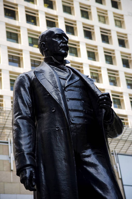 竖图,彩色,室外,白天,度假,美景,城市风光,城市,雕塑,香港,中国,亚洲,艺术,装饰,雕刻,雕像,塑像,图片,景观,娱乐,工艺品,享受,休闲,摩天大厦,景色,放松,竖,摄影,纪念,美术,主题,陈列,东亚,中华人民共和国,功能,美学,繁荣,名人,发达,彩图,高楼,bj174