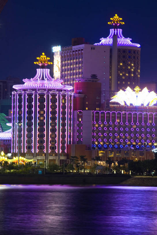 竖图,彩色,室外,夜晚,旅游,度假,美景,名胜古迹,城市风光,标志建筑,城市,地标,建筑,霓虹灯,夜景,澳门,中国,亚洲,游客,阴影,繁华,遗迹,光线,图片,影子,景观,灯光,古迹,文物,娱乐,建设,古建筑,现代建筑,葡京酒店,享受,休闲,闪耀,旅游胜地,景色,放松,竖,赌场,摄影,闪烁,中国文化,灯火通明,古文明,东亚,港澳台,中华人民共和国,澳门特别行政区,澳,繁荣,闪动,闪灼,发达,澳门半岛,彩图,旅行,葡京娱乐场,苏亚利斯博士大马路,富丽堂皇,澳门新葡京酒店,新葡京酒店,bj174