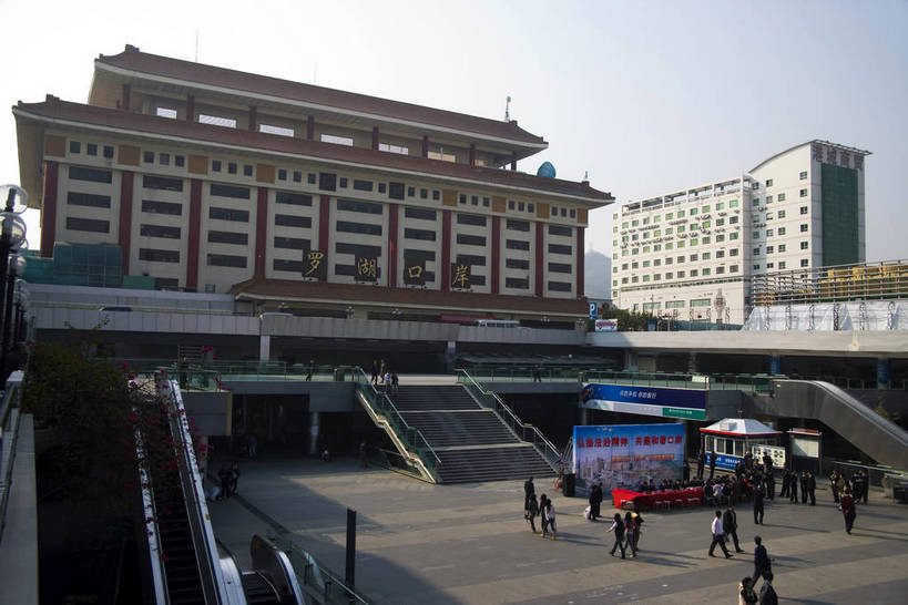 人群,商店,横图,彩色,室外,旅游,度假,美景,城市风光,城市,建筑,深圳,中国,亚洲,平静,景观,娱乐,现代,现代建筑,商业街,旅客,特色,车,白云,蓝天,绿地,天,享受,休闲,景色,放松,摄影,生活方式,经济,居住,美好,文明,参观,东亚,发展,罗湖口岸,广东省,中华人民共和国,深圳市,繁荣,进步,发达,交流,彩图,观光,旅行,居住区,海关,bj174