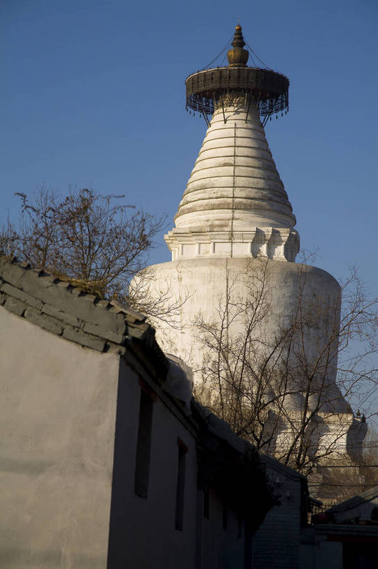 竖图,彩色,室外,白天,旅游,度假,名胜古迹,标志建筑,地标,建筑,北海公园,北京,中国,亚洲,局部,风俗,清澈,遗迹,艺术,平静,瓦片,文化遗产,瓦,古迹,历史,文物,娱乐,建设,传统,古建筑,白塔,民居,蓝天,天,享受,休闲,旅游胜地,放松,精神,竖,摄影,建造,古代建筑,部分,矗立,象征,美好,耸立,感受,参观,青砖,古文明,东亚,屋瓦,北海,中华人民共和国,挺立,古代文明,明澈,清彻,清亮,制度,特征,彩图,旅行,老城区,普通,bj174