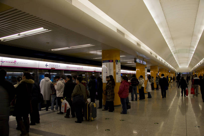 人群,横图,彩色,白天,度假,美景,城市风光,城市,地铁,车站,北京,中国,亚洲,景观,灯光,轨道,公共交通,轨道交通,交通,首都,都市,娱乐,现代,灯,地下,交通工具,排队,享受,休闲,景色,便捷,放松,运输,摄影,生活方式,等候,快速,明亮,舒适,顺序,文明,宽敞,东亚,发展,中华人民共和国,秩序,发达,bj174