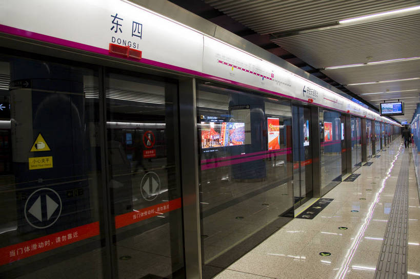 人群,横图,彩色,白天,度假,美景,城市风光,城市,地铁,车站,北京,中国,亚洲,景观,灯光,轨道,公共交通,轨道交通,交通,首都,都市,娱乐,现代,灯,地下,交通工具,排队,享受,休闲,景色,便捷,放松,运输,摄影,生活方式,等候,快速,明亮,舒适,顺序,文明,宽敞,东亚,发展,中华人民共和国,秩序,发达,bj174