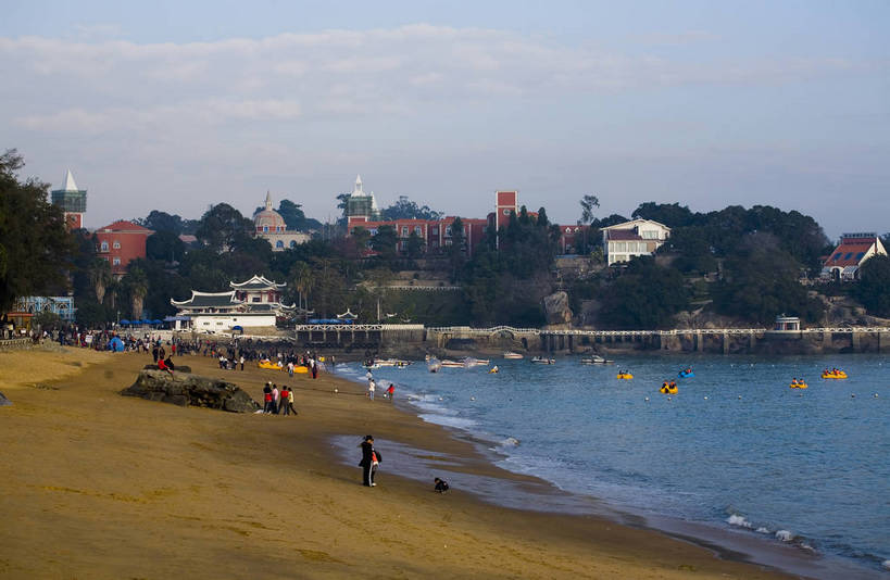 游泳,人群,横图,彩色,室外,旅游,度假,美景,名胜古迹,沙滩,树林,水,天际线,别墅,城市风光,标志建筑,城市,大厦,地标,建筑,鼓浪屿,中国,亚洲,遗迹,海边,景观,古迹,文物,娱乐,建设,现代,古建筑,厦门,现代建筑,特色,树,树木,白云,蓝天,海水,绿地,绿化带,天,享受,休闲,广阔,旅游胜地,景色,放松,摄影,生活方式,细沙,经济,轮廓,居住,海滨,度假村,美好,文明,参观,古文明,东亚,发展,福建省,厦门市,中华人民共和国,开阔,繁荣,进步,发达,交流,海滩,彩图,观光,旅行,高楼,居住区,bj174