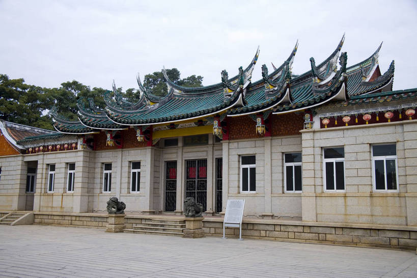 人群,学校,操场,运动场,横图,彩色,室外,旅游,度假,美景,名胜古迹,树林,水,天际线,城市风光,标志建筑,城市,大厦,地标,建筑,中国,亚洲,遗迹,海边,景观,公寓,古迹,文物,娱乐,建设,现代,古建筑,厦门,现代建筑,校园,学府,特色,树,树木,白云,蓝天,海水,绿地,绿化带,天,享受,休闲,广阔,旅游胜地,景色,放松,摄影,生活方式,经济,轮廓,居住,海滨,美好,文明,特殊,参观,福建,古文明,东亚,发展,福建省,厦门市,中华人民共和国,华东地区,闽,开阔,繁荣,进步,发达,交流,彩图,观光,旅行,大学,高楼,居住区,集美大学城,bj174