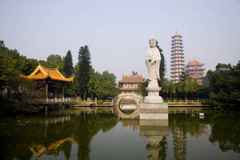 人群,寺庙,横图,彩色,室外,白天,旅游,度假,湖,名胜古迹,水,标志建筑,地标,建筑,雕塑,中国,亚洲,节日,遗迹,艺术,装饰,木质,雕刻,雕像,浮雕,塑像,柱子,长廊,房屋,楼阁,亭子,屋子,文化遗产,走廊,古典,教育,古迹,历史,文化,文物,娱乐,建设,佛,古建筑,天王殿,楼房,石雕,树,树木,古代,阳光,工艺品,凉亭,湖水,祈祷,享受,休闲,健康,旅游胜地,放松,思想,许愿,摄影,宗教,观音,回廊,佛教,信仰,古代建筑,烧香,纪念,精致,拜,祈求,美术,清新,文明,中国文化,主题,陈列,古文明,东亚,菩萨,福建省,观音菩萨,中华人民共和国,功能,美学,福州,释教,古远,古代文明,流传,幽静,平安,旅行,房子,庙,寺,传统文化,架空,西禅寺,bj174