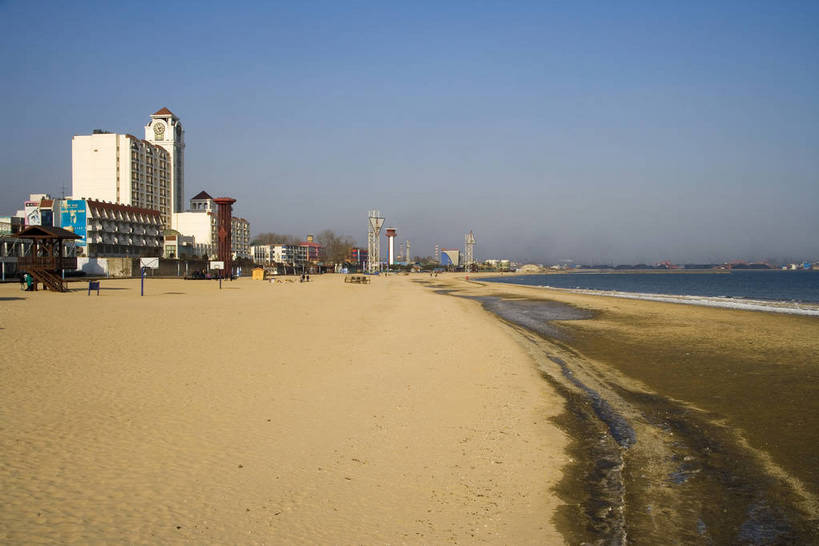 游泳,人群,横图,彩色,室外,旅游,度假,美景,名胜古迹,沙滩,树林,水,天际线,别墅,城市风光,标志建筑,城市,大厦,地标,建筑,中国,亚洲,遗迹,海边,景观,古迹,文物,娱乐,建设,现代,古建筑,现代建筑,特色,树,树木,白云,蓝天,海水,绿地,绿化带,天,享受,休闲,广阔,旅游胜地,景色,放松,摄影,生活方式,细沙,经济,轮廓,居住,海滨,度假村,美好,文明,参观,古文明,东亚,发展,中华人民共和国,河北省,秦皇岛,开阔,繁荣,进步,发达,交流,海滩,彩图,观光,旅行,高楼,居住区,bj174