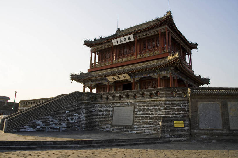横图,彩色,室外,白天,旅游,度假,名胜古迹,标志建筑,地标,建筑,长城,中国,亚洲,风俗,遗迹,壮观,文化遗产,冬天,古城,辽阔,古典,宏伟,古迹,历史,文物,娱乐,建设,传统,城墙,古建筑,历史建筑,特色,古代,蓝天,天空,天,享受,休闲,广阔,旅游胜地,放松,精神,摄影,城楼,古代建筑,纪念,文明,中国文化,特殊,防御,古文明,东亚,古长城,中华人民共和国,河北省,秦皇岛,抵抗,奇迹,古远,伟大,流传,制度,特别,旅行,传统文化,老龙头,山海关,bj174