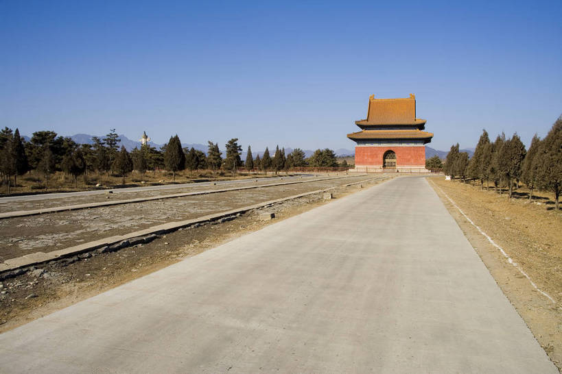横图,彩色,室外,白天,旅游,度假,神秘,名胜古迹,门,标志建筑,道路,地标,建筑,路,公路,中国,亚洲,花纹,风俗,遗迹,艺术,雕刻,雕像,图案,楼阁,文化遗产,交通,古迹,历史,文物,娱乐,建设,传统,古建筑,享受,休闲,旅游胜地,放松,精神,气派,摄影,古代建筑,权威,陵墓,象征,高贵,美好,拱形门,感受,图样,参观,古文明,东亚,中华人民共和国,权力,河北,威严,权势,伟大,古代文明,制度,特征,皇家,势力,马路,彩图,旅行,皇陵,东陵,清东陵,bj174