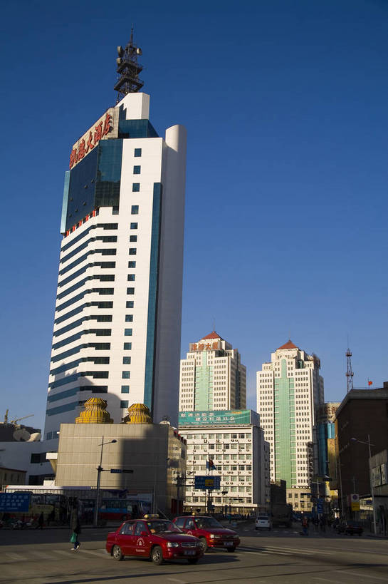 竖图,彩色,室外,白天,旅游,商务,城市风光,城市,道路,高速公路,建筑,路,桥梁,公路,汽车,天津,中国,亚洲,清澈,景观,公寓,桥,交通,现代,现代建筑,路牌,车,白云,蓝天,天,骑车,摩天大厦,商务楼,竖,金融,运输,摄影,大都市,生活方式,现代都市,经济,晴天,矗立,成就,文明,耸立,玻璃幕墙,贸易,幕墙,东亚,发展,中华人民共和国,挺立,繁荣,进步,发达,明澈,清彻,清亮,马路,游览,商业,高楼,公路桥,高等级公路,bj174