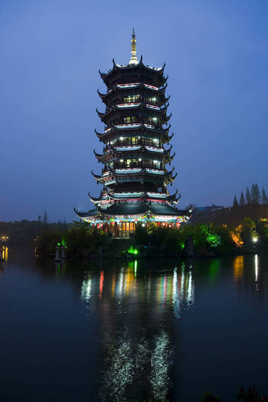 竖图,室外,旅游,度假,湖,名胜古迹,标志建筑,地标,建筑,夜景,桂林,中国,亚洲,遗迹,民俗,景观,文化遗产,建筑群,灯光,古典,古迹,文物,娱乐,建设,古建筑,民居,特色,古镇,享受,休闲,灿烂,旅游胜地,景色,放松,竖,人文景观,古塔,象山,广西,矗立,中国文化,耸立,古文明,东亚,杉湖,广西壮族自治区,中华人民共和国,桂林市,灯火辉煌,挺立,民族建筑,古代文明,象山区,秀峰区,江,旅行,传统文化,桂林山水,桂林日月塔,榕杉湖,榕杉湖景区,金塔银塔,情侣塔,bj174