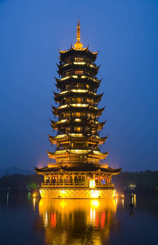 竖图,室外,旅游,度假,湖,名胜古迹,标志建筑,地标,建筑,夜景,桂林,中国,亚洲,遗迹,民俗,景观,文化遗产,建筑群,灯光,古典,古迹,文物,娱乐,建设,古建筑,民居,特色,古镇,享受,休闲,灿烂,旅游胜地,景色,放松,竖,人文景观,古塔,象山,广西,矗立,中国文化,耸立,古文明,东亚,杉湖,广西壮族自治区,中华人民共和国,桂林市,灯火辉煌,挺立,民族建筑,古代文明,象山区,秀峰区,江,旅行,传统文化,桂林山水,桂林日月塔,榕杉湖,榕杉湖景区,金塔银塔,情侣塔,bj174