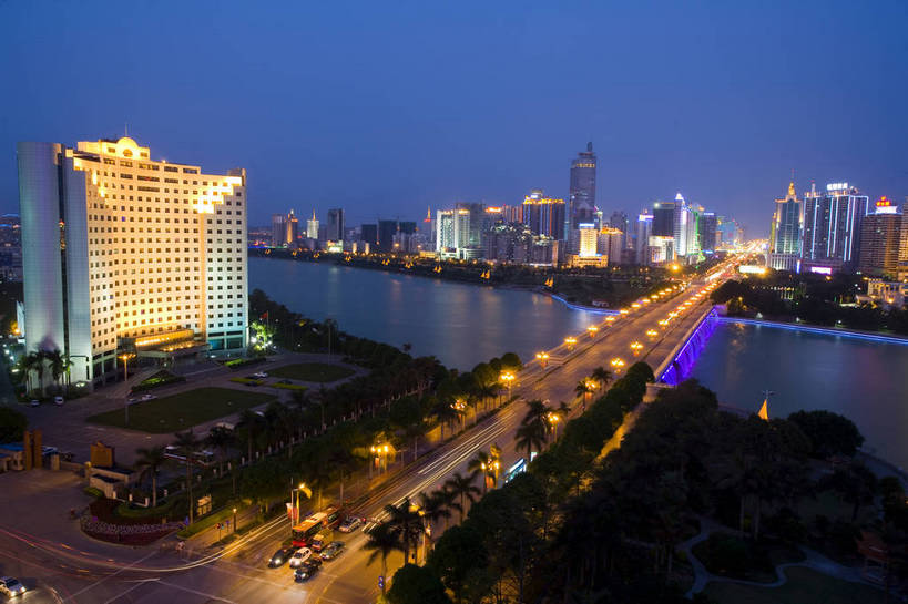 横图,俯视,彩色,室外,旅游,度假,名胜古迹,城市风光,标志建筑,城市,道路,地标,建筑,夜景,中国,亚洲,遗迹,景观,建筑群,桥,灯光,交通,都市,古迹,文物,娱乐,建设,现代,古建筑,现代建筑,享受,休闲,灿烂,旅游胜地,放松,运输,摄影,经济,广西,古文明,东亚,发展,南宁,广西壮族自治区,首府,中华人民共和国,桂,华南地区,南宁市,灯火辉煌,繁荣,进步,发达,旅行,青秀区,邕江,南湖大桥,bj174