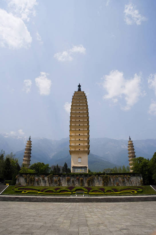 竖图,室外,白天,旅游,度假,名胜古迹,标志建筑,地标,建筑,大理,中国,亚洲,遗迹,民俗,景观,文化遗产,建筑群,塔,古典,古迹,文物,娱乐,建设,古建筑,云南,特色,古镇,享受,休闲,旅游胜地,景色,放松,竖,人文景观,古塔,矗立,中国文化,耸立,古文明,东亚,中华人民共和国,挺立,民族建筑,古代文明,旅行,传统文化,三塔,bj174