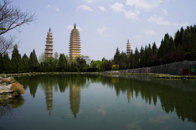 横图,室外,白天,旅游,度假,湖,名胜古迹,标志建筑,地标,建筑,大理,中国,亚洲,遗迹,民俗,景观,文化遗产,建筑群,塔,古典,古迹,文物,娱乐,建设,古建筑,云南,特色,古镇,湖水,享受,休闲,旅游胜地,景色,放松,人文景观,古塔,中国文化,古文明,东亚,中华人民共和国,民族建筑,古代文明,旅行,传统文化,三塔,bj174