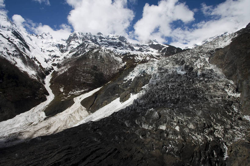 横图,彩色,旅游,度假,名胜古迹,山,树林,雪山,标志建筑,地标,建筑,香格里拉,中国,亚洲,遗迹,景观,山顶,云,古迹,文物,娱乐,建设,古建筑,迪庆,梅里雪山,云南,树,天空,自然,享受,休闲,旅游胜地,景色,放松,摄影,地理,自然风光,古文明,东亚,地貌,中甸,迪庆藏族自治州,云南省,德钦县,中华人民共和国,西南地区,滇,迪庆州,香格里拉县,旅行,地质,明永冰川,奶诺戈汝冰川,bj174