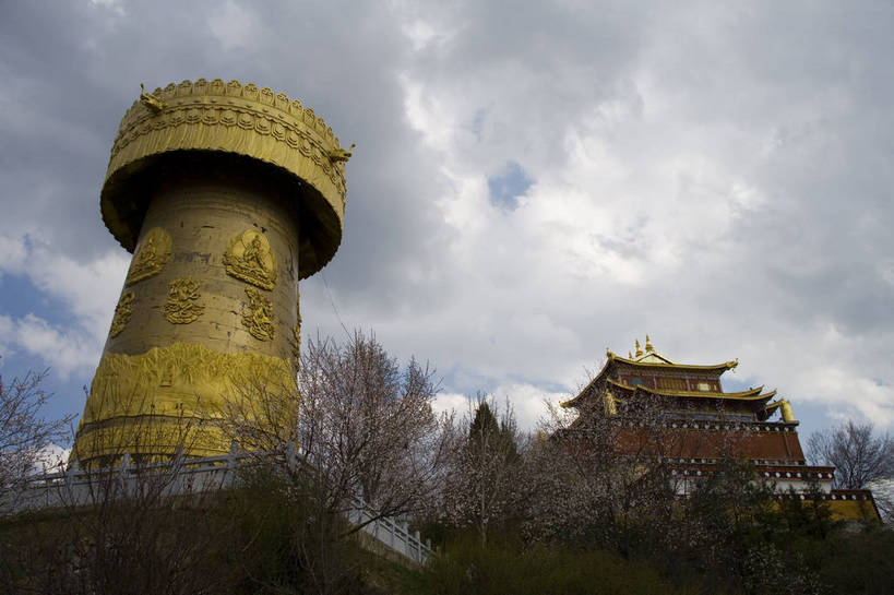 横图,彩色,室外,白天,旅游,标志建筑,地标,建筑,香格里拉,中国,亚洲,民俗,景观,文化遗产,建筑群,塔,古典,建设,迪庆,云南,特色,景色,摄影,人文景观,古塔,中国文化,东亚,中华人民共和国,民族建筑,古代文明,旅行,传统文化,bj174