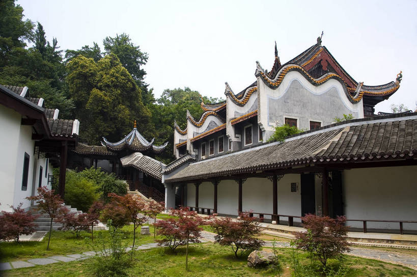 花园,横图,彩色,室外,白天,旅游,度假,名胜古迹,标志建筑,地标,建筑,中国,亚洲,遗迹,图片,庭院,文化遗产,建筑群,古典,古迹,文物,娱乐,建设,古建筑,树木,享受,休闲,旅游胜地,放松,摄影,文明,中国文化,古文明,东亚,湖南,湖南省,中华人民共和国,省会,华中地区,长沙,长沙市,湘,幽静,旅行,传统文化,岳麓山,岳麓书院,飞檐,湖南大学,岳麓区,bj174
