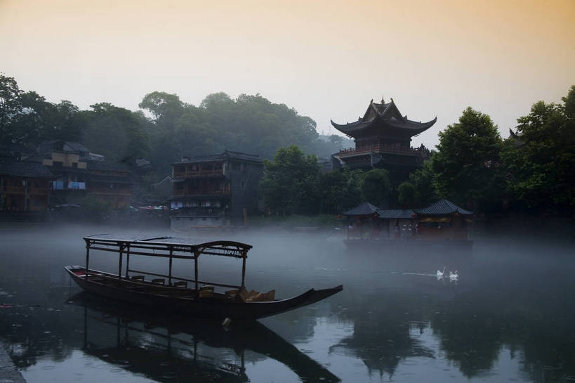 横图,彩色,室外,白天,旅游,度假,名胜古迹,山,雾,标志建筑,地标,建筑,船,中国,亚洲,遗迹,民俗,图片,文化遗产,建筑群,古典,古迹,文物,娱乐,建设,古建筑,民居,游船,树木,古镇,享受,休闲,旅游胜地,薄雾,放松,摄影,美好,文明,中国文化,古文明,东亚,湖南,凤凰镇,中华人民共和国,幽静,江,旅行,传统文化,bj174