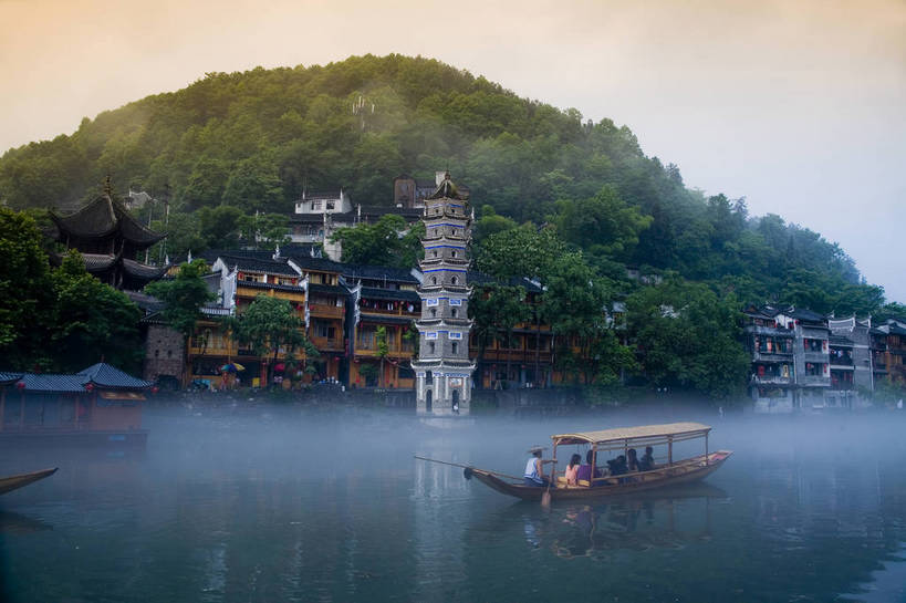 横图,彩色,室外,白天,旅游,度假,名胜古迹,山,雾,标志建筑,地标,建筑,船,中国,亚洲,遗迹,民俗,图片,文化遗产,建筑群,古典,古迹,文物,娱乐,建设,古建筑,民居,游船,树木,古镇,享受,休闲,旅游胜地,薄雾,放松,摄影,美好,文明,中国文化,古文明,东亚,湖南,凤凰镇,中华人民共和国,幽静,江,旅行,传统文化,bj174