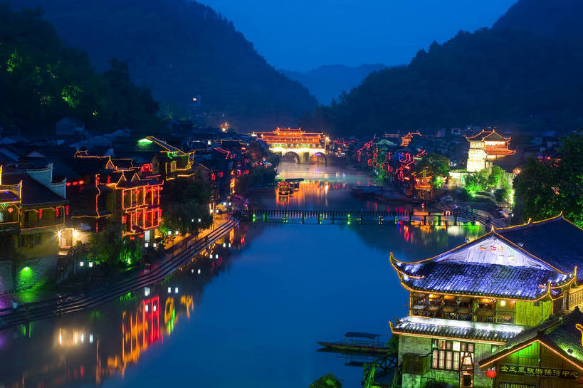 横图,彩色,室外,旅游,度假,名胜古迹,山,雾,标志建筑,地标,建筑,夜景,船,中国,亚洲,遗迹,民俗,图片,文化遗产,建筑群,灯光,古典,古迹,文物,娱乐,建设,古建筑,民居,游船,树木,古镇,享受,休闲,灿烂,旅游胜地,薄雾,放松,摄影,美好,文明,中国文化,古文明,东亚,湖南,凤凰镇,中华人民共和国,灯火辉煌,幽静,江,旅行,传统文化,bj174