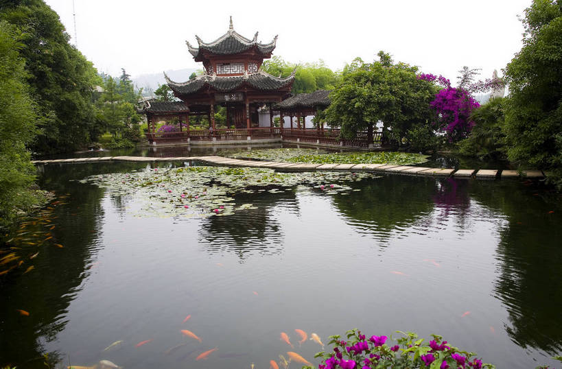 公园,横图,彩色,室外,白天,旅游,度假,名胜古迹,标志建筑,地标,建筑,黄果树,黄果树瀑布,中国,亚洲,遗迹,民俗,金鱼,图片,亭子,池塘,水池,文化遗产,古城,建筑群,桥,古典,古迹,文物,娱乐,建设,古建筑,凉亭,享受,休闲,旅游胜地,放松,摄影,美好,文明,中国文化,古文明,东亚,贵州,中华人民共和国,幽静,旅行,传统文化,bj174