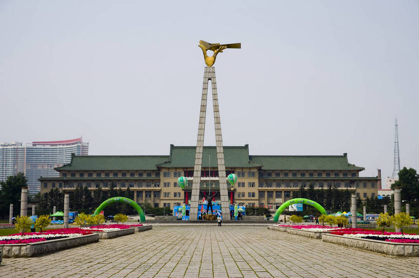广场,横图,室外,特写,白天,旅游,度假,名胜古迹,城市风光,标志建筑,城市,地标,建筑,雕塑,中国,亚洲,遗迹,塑像,古迹,历史,文物,娱乐,建设,古建筑,地标建筑,享受,休闲,旅游胜地,放松,文化广场,古文明,东亚,吉林,长春,中华人民共和国,旅行,bj174