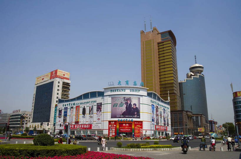 横图,室外,白天,旅游,度假,美景,名胜古迹,城市风光,标志建筑,城市,大厦,道路,地标,建筑,街道,路,公路,中国,亚洲,遗迹,景观,建筑群,交通,都市,古迹,文物,娱乐,建设,现代,古建筑,现代建筑,享受,休闲,旅游胜地,商务楼,景色,放松,运输,经济,古文明,东亚,发展,吉林,中华人民共和国,繁荣,进步,发达,马路,旅行,吉林市,bj174