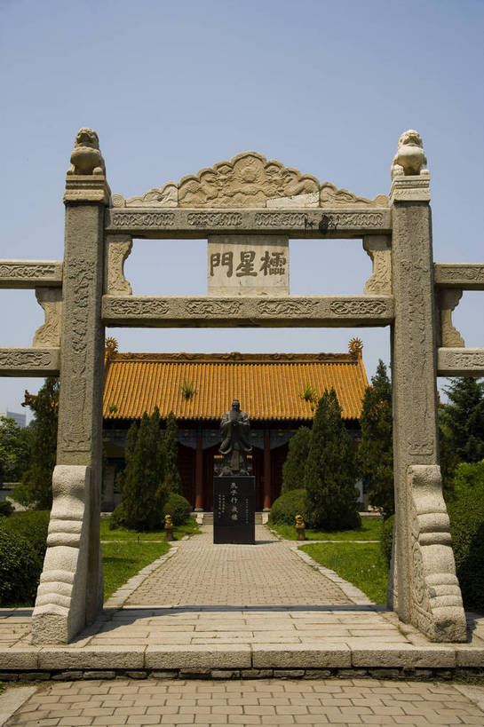 公园,寺庙,竖图,彩色,室外,白天,旅游,度假,名胜古迹,门,标志建筑,地标,建筑,中国,亚洲,入口,遗迹,民俗,图片,建筑群,古典,古迹,文物,娱乐,建设,古建筑,树木,享受,休闲,旅游胜地,放松,竖,摄影,矗立,中国文化,耸立,古文明,东亚,吉林,文庙,中华人民共和国,挺立,幽静,旅行,寺,吉林市,bj174