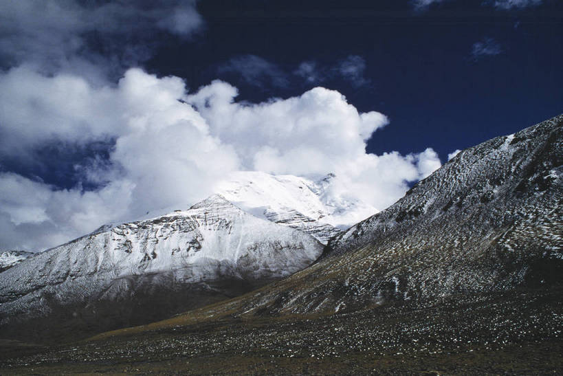 横图,彩色,室外,白天,旅游,荒凉,雪山,中国,亚洲,壮观,景观,云,山峦,云雾,西藏,天空,自然,平原,摄影,人文景观,雄伟,空旷,近景,东亚,地貌,中华人民共和国,阿里,旅行,地质,bj174
