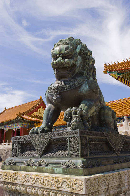 故宫,宫殿,竖图,彩色,室外,特写,白天,旅游,度假,名胜古迹,标志建筑,地标,建筑,哺乳动物,野生动物,狮子,雕塑,北京,中国,亚洲,局部,风俗,辟邪,遗迹,艺术,装饰,雕刻,雕像,塑像,图片,文化遗产,建筑群,古典,古迹,历史,文化,文物,娱乐,建设,传统,古建筑,蓝天,动物,工艺品,紫禁城,祈祷,享受,休闲,健康,旅游胜地,放松,精神,竖,许愿,摄影,古代建筑,纪念,皇帝,祈求,美术,权威,矗立,象征,高贵,主题,耸立,凶猛,陈列,古文明,东亚,中华人民共和国,功能,美学,驱邪,祛邪,避邪,权力,统治,威严,权势,挺立,守护神,古代文明,制度,天子,九五之尊,圣上,统治者,陛下,官家,势力,残暴,平安,凶残,旅行,铜雕,传统文化,铜狮,铜狮子,bj174