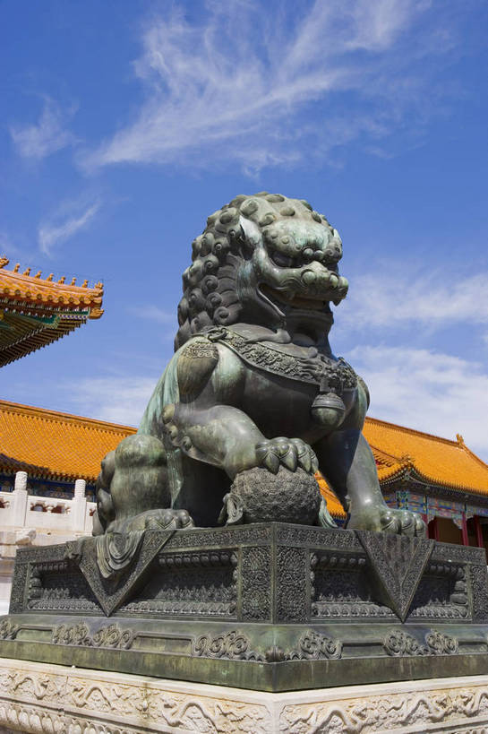 故宫,宫殿,竖图,彩色,室外,特写,白天,旅游,度假,名胜古迹,标志建筑,地标,建筑,哺乳动物,野生动物,狮子,雕塑,北京,中国,亚洲,局部,风俗,辟邪,遗迹,艺术,装饰,雕刻,雕像,塑像,图片,文化遗产,建筑群,古典,古迹,历史,文化,文物,娱乐,建设,传统,古建筑,蓝天,动物,工艺品,紫禁城,祈祷,享受,休闲,健康,旅游胜地,放松,精神,竖,许愿,摄影,古代建筑,纪念,皇帝,祈求,美术,权威,矗立,象征,高贵,主题,耸立,凶猛,陈列,古文明,东亚,中华人民共和国,功能,美学,驱邪,祛邪,避邪,权力,统治,威严,权势,挺立,守护神,古代文明,制度,天子,九五之尊,圣上,统治者,陛下,官家,势力,残暴,平安,凶残,旅行,铜雕,传统文化,铜狮,铜狮子,bj174