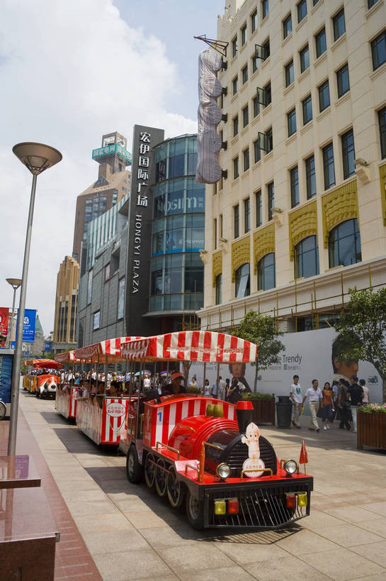 商店,竖图,彩色,室外,购物,大厦,建筑,摩天大楼,上海,中国,亚洲,广告,白云,蓝天,南京路,摩天大厦,摄影,东亚,中华人民共和国,商业,大楼,bj174