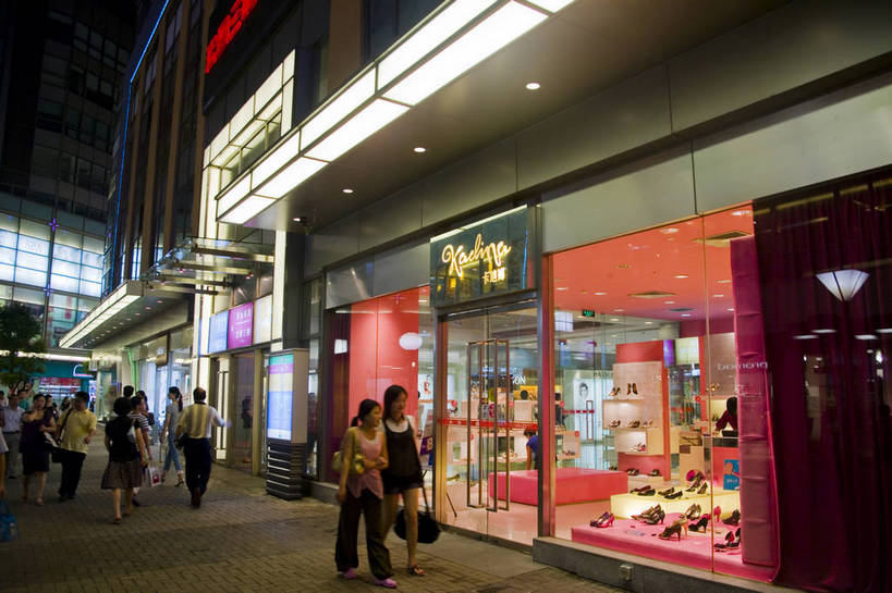 商店,横图,彩色,室外,购物,美景,橱窗,道路,建筑,街道,路,夜景,公路,上海,中国,亚洲,景观,灯光,交通,商业街,广告,灿烂,景色,摄影,申,东亚,上海市,中华人民共和国,沪,华东地区,闸北区,马路,商业,大楼,购物中心,大宁国际,上海大宁国际广场,bj174