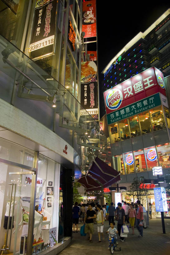 商店,竖图,彩色,室外,购物,美景,橱窗,道路,建筑,街道,路,夜景,公路,上海,中国,亚洲,景观,灯光,交通,商业街,广告,灿烂,景色,摄影,申,东亚,上海市,中华人民共和国,沪,华东地区,闸北区,马路,商业,大楼,购物中心,大宁国际,上海大宁国际广场,bj174