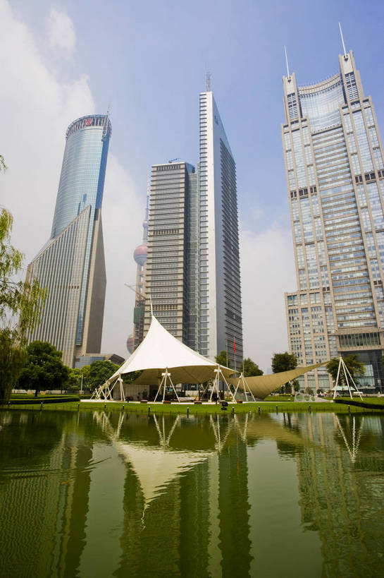 公园,花园,竖图,彩色,室外,白天,旅游,度假,办公楼,草地,草坪,名胜古迹,植物,城市风光,标志建筑,大厦,地标,建筑,上海,中国,亚洲,遗迹,景观,建筑群,古迹,文物,娱乐,建设,古建筑,浦东,草,绿色,蓝天,地标建筑,享受,休闲,旅游胜地,放松,竖,摄影,古文明,东亚,中华人民共和国,陆家嘴绿地,金融区,旅行,bj174