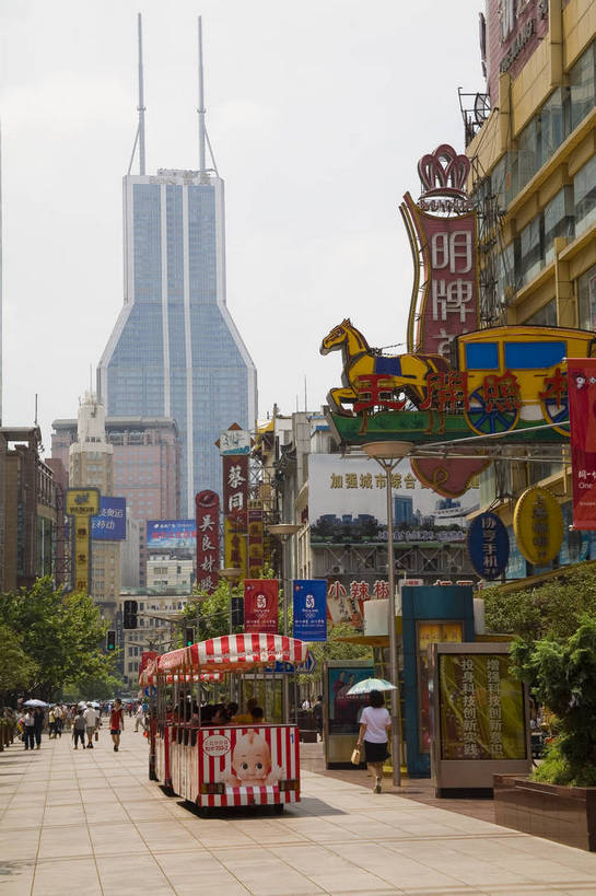 商店,竖图,彩色,室外,白天,购物,旅游,度假,美景,名胜古迹,标志建筑,大厦,道路,地标,建筑,街道,路,公路,上海,中国,亚洲,游客,遗迹,景观,交通,古迹,文物,娱乐,建设,古建筑,商业街,招牌,广告,地标建筑,南京路,享受,休闲,商厦,旅游胜地,景色,放松,摄影,古文明,东亚,中华人民共和国,马路,商业,大楼,购物中心,bj174