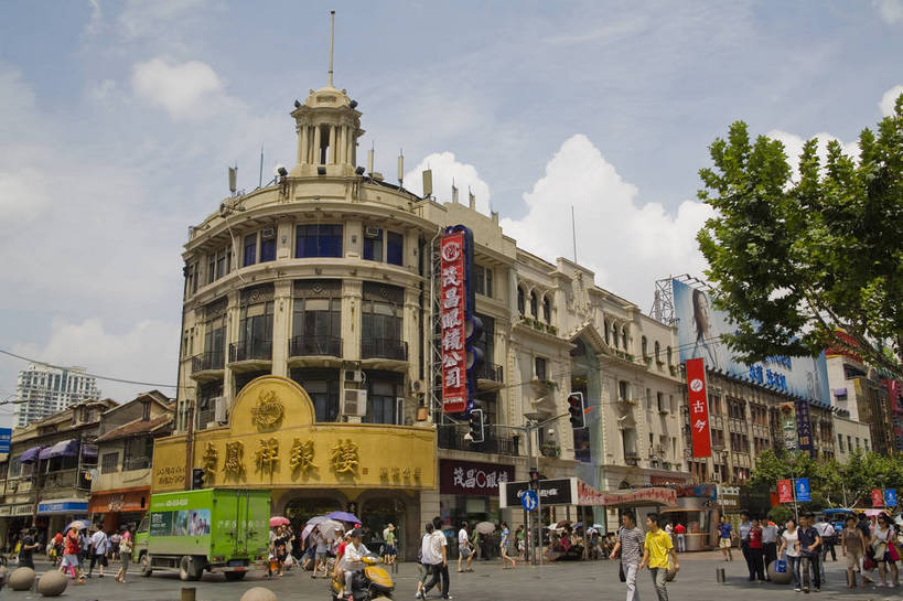 商店,横图,彩色,室外,白天,购物,旅游,度假,美景,名胜古迹,标志建筑,大厦,道路,地标,建筑,街道,路,公路,上海,中国,亚洲,游客,遗迹,景观,交通,古迹,文物,娱乐,建设,古建筑,商业街,招牌,广告,地标建筑,南京路,享受,休闲,商厦,旅游胜地,景色,放松,摄影,古文明,东亚,中华人民共和国,马路,商业,大楼,购物中心,bj174