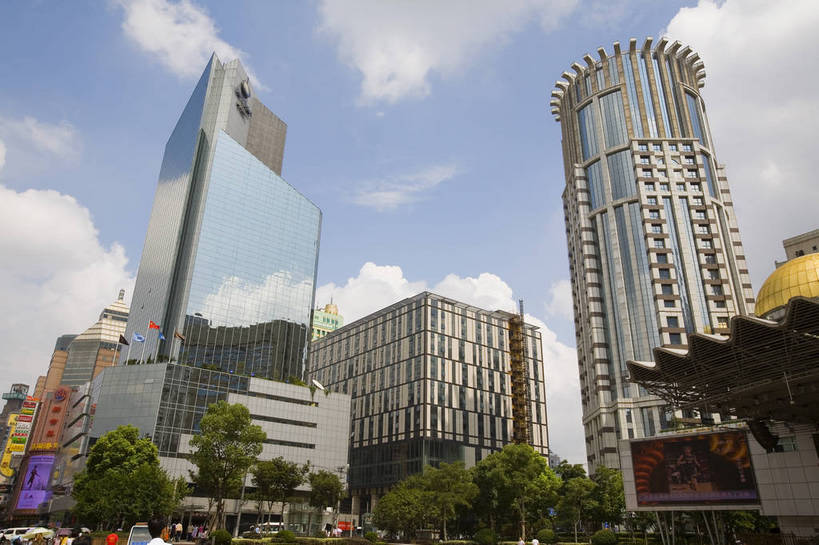 商店,横图,彩色,室外,白天,购物,旅游,度假,美景,名胜古迹,标志建筑,大厦,道路,地标,建筑,街道,路,公路,上海,中国,亚洲,游客,遗迹,景观,交通,古迹,文物,娱乐,建设,古建筑,商业街,地标建筑,南京路,享受,休闲,商厦,旅游胜地,景色,放松,摄影,古文明,东亚,中华人民共和国,马路,商业,大楼,购物中心,bj174