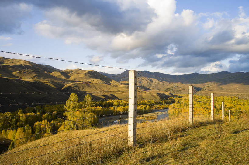 无人,横图,彩色,室外,白天,旅游,度假,名胜古迹,树林,标志建筑,地标,建筑,中国,亚洲,遗迹,围栏,古迹,文物,娱乐,建设,古建筑,树木,白云,天空,自然,享受,休闲,旅游胜地,放松,摄影,远山,自然风光,杉树,古文明,东亚,新疆,中华人民共和国,阿勒泰,旅行,白哈巴,bj174