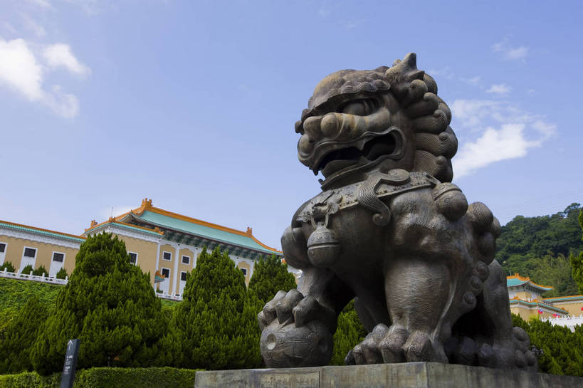 无人,故宫,横图,彩色,室外,白天,旅游,度假,名胜古迹,标志建筑,地标,建筑,哺乳动物,野生动物,狮子,雕塑,台湾,中国,亚洲,辟邪,遗迹,艺术,装饰,雕刻,雕像,建筑群,古典,古迹,文化,文物,娱乐,建设,古建筑,动物,工艺品,祈祷,享受,休闲,健康,旅游胜地,放松,许愿,摄影,纪念,祈求,美术,中国文化,主题,凶猛,陈列,古文明,东亚,中华人民共和国,功能,美学,驱邪,祛邪,避邪,台北市,守护神,残暴,平安,凶残,旅行,故宫博物院,铜雕,博物院,传统文化,铜狮,铜狮子,bj174