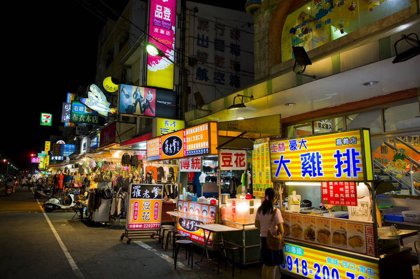 商店,横图,彩色,室外,旅游,美景,城市风光,道路,街道,路,商场,夜景,公路,汽车,台湾,中国,亚洲,广告牌,景观,建筑群,灯光,交通,灿烂,旅游胜地,景色,摄影,城市建筑,东亚,中华人民共和国,嘉义市,马路,旅行,bj174