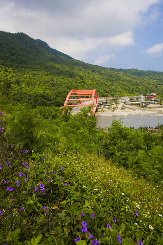 无人,竖图,彩色,室外,白天,旅游,度假,草坪,名胜古迹,标志建筑,道路,地标,建筑,路,公路,台湾,中国,亚洲,遗迹,海岸,景观,桥,野花,交通,古迹,文物,娱乐,建设,古建筑,自然,享受,休闲,旅游胜地,放松,竖,摄影,海滨,古文明,东亚,中华人民共和国,马路,旅行,长虹桥,bj174