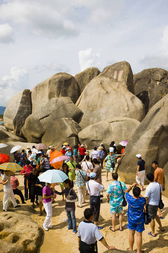 竖图,彩色,室外,白天,旅游,石头,沙滩,三亚,中国,亚洲,游人,海南,天空,休闲,旅游胜地,竖,摄影,海滨,东亚,天涯海角,中华人民共和国,海滩,旅行,bj174